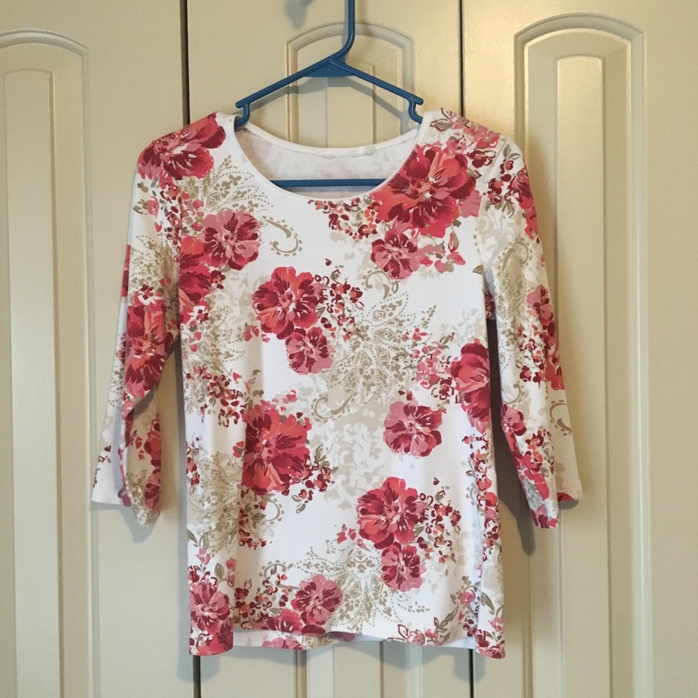 Pretty 3/4 sleeve floral shirt. sm/med sized